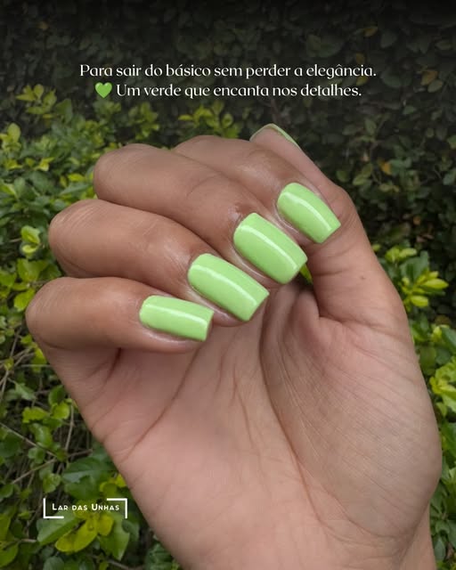 Unhas com esmaltação verde